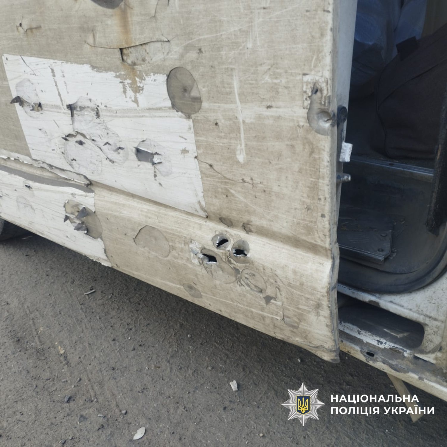 Ранены четверо полицейских: вражеский FPV-дрон ударил рядом со служебным авто на Харьковщине. Фото: Нацполиция