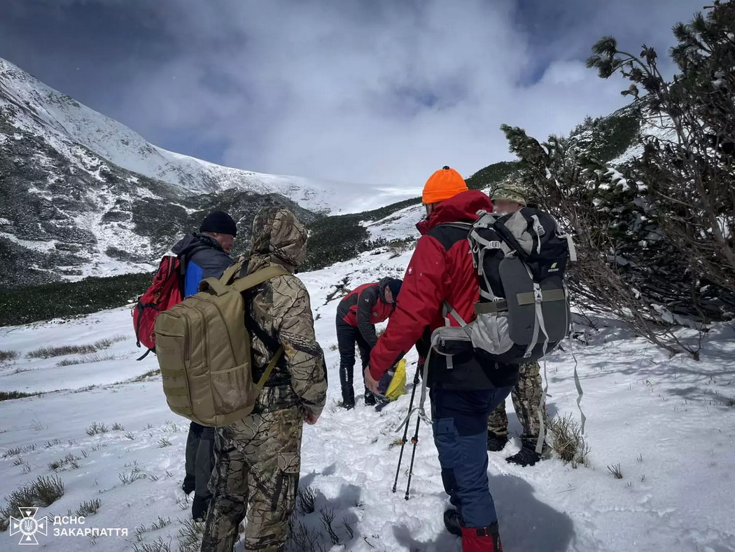 В Карпатах спасли туристов из Харьковщины, заблудившихся из-за снегопада. Фото: ГСЧС
