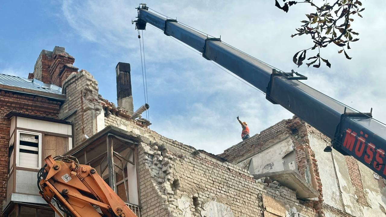 В центре Харькова приступили к восстановлению здания, разрушенного ракетой. Фото: ХГС