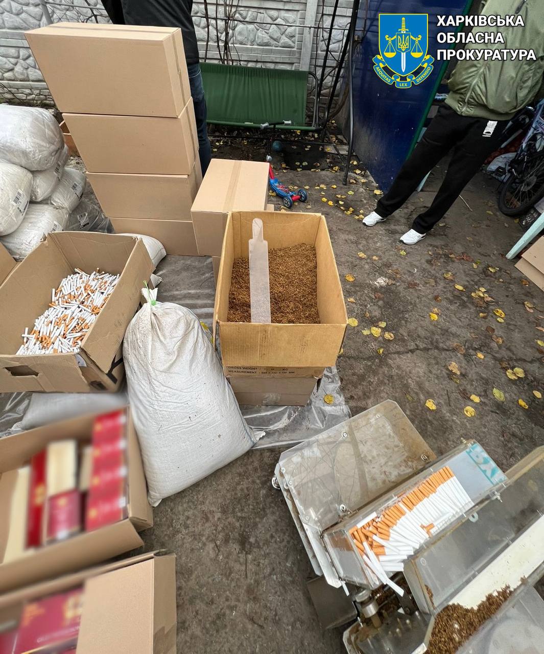 Банда из Харькова подделывала алкоголь и сигареты. Фото: Харьковская облпрокуратура