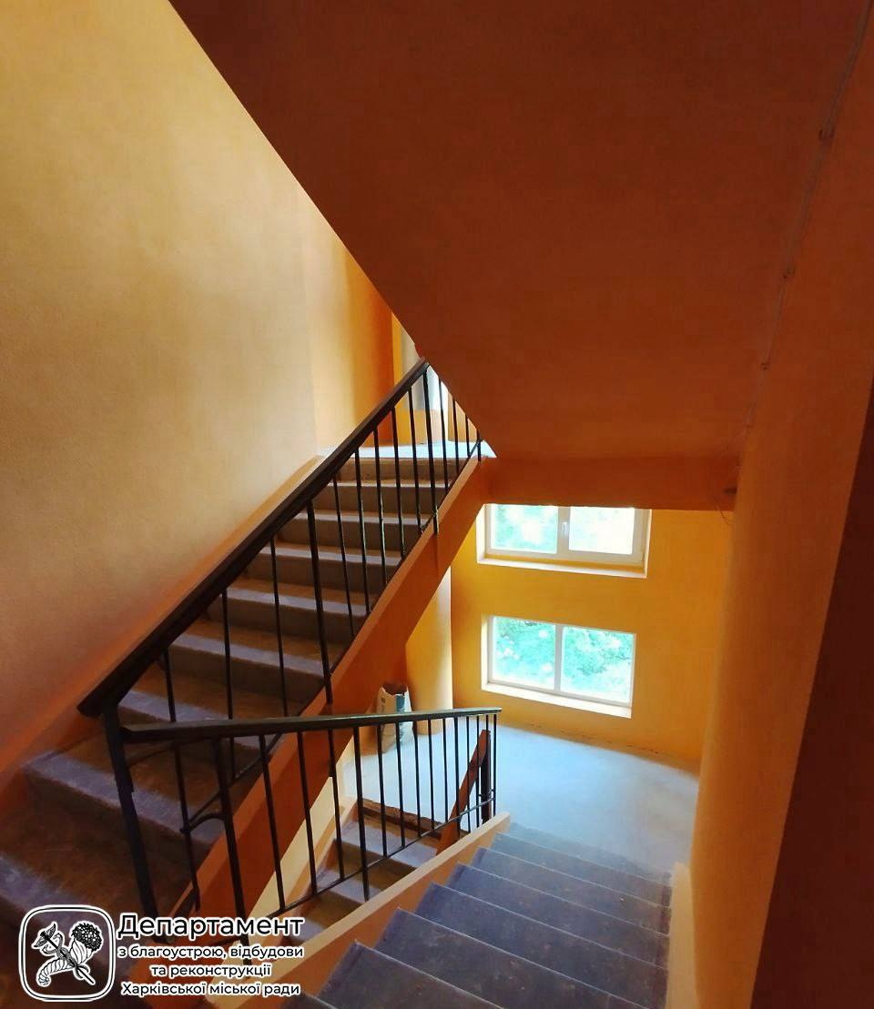 На Салтовке восстанавливают поврежденную обстрелом девятиэтажку.