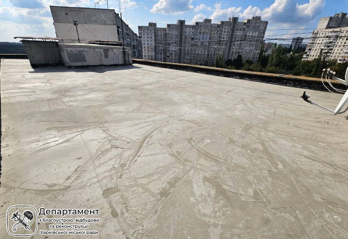 На Салтовке восстанавливают поврежденную обстрелом девятиэтажку.