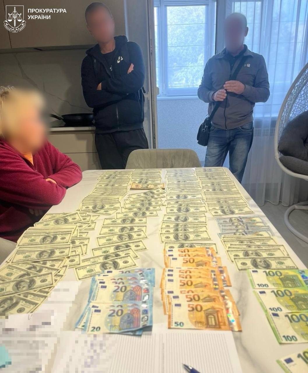 В Харькове задержали эксправоохранителя и его сообщника, организовавших выезд уклонистов за границу.