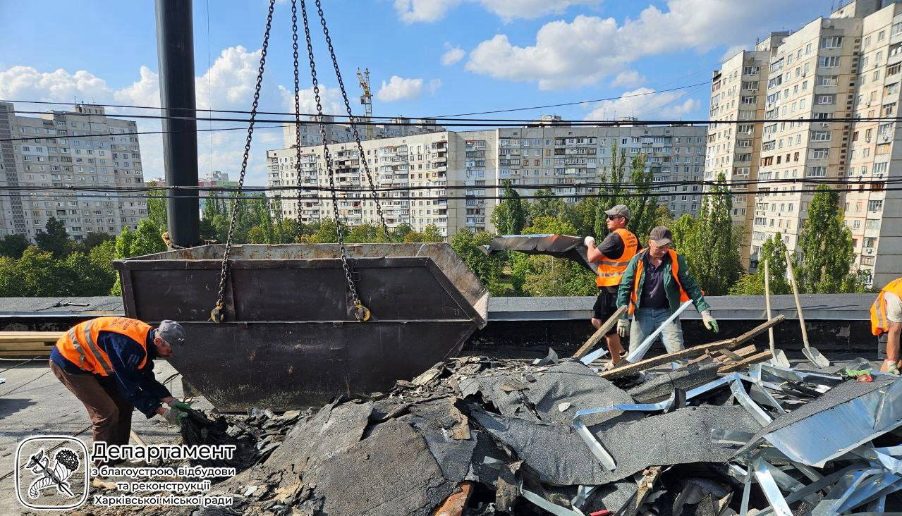 На Салтовке восстанавливают поврежденную обстрелом девятиэтажку.