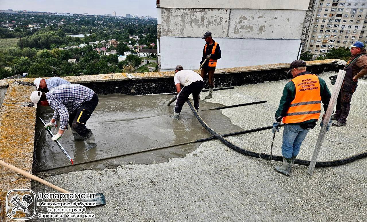 На Салтовке восстанавливают поврежденную обстрелом девятиэтажку.