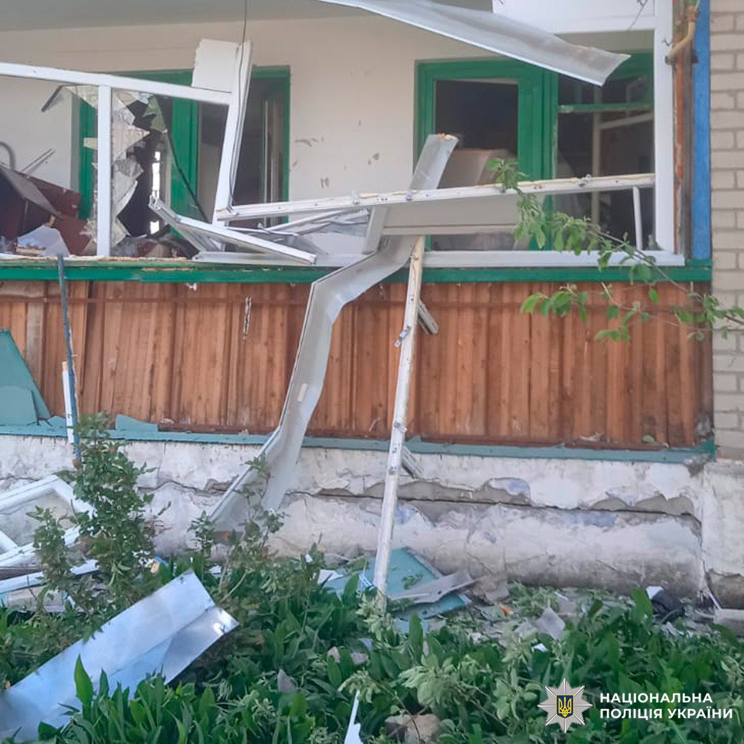 Россия ударила авиабомбой в многоквартирный дом под Харьковом. Фото: Нацполиция