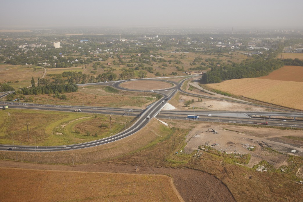 С вертолета: Зеленскому показали состояние дорог в Харьковской области фото 1