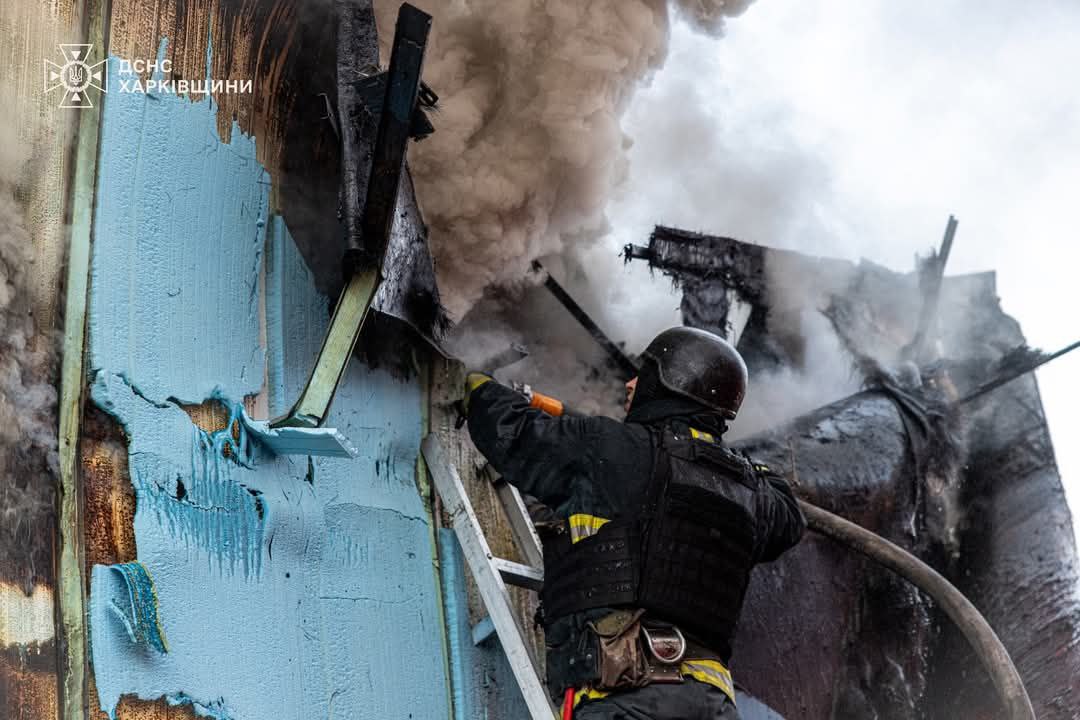 Удар дронами по Новой почте: что будет с посылками и компенсацией. Фото: ГСЧС
