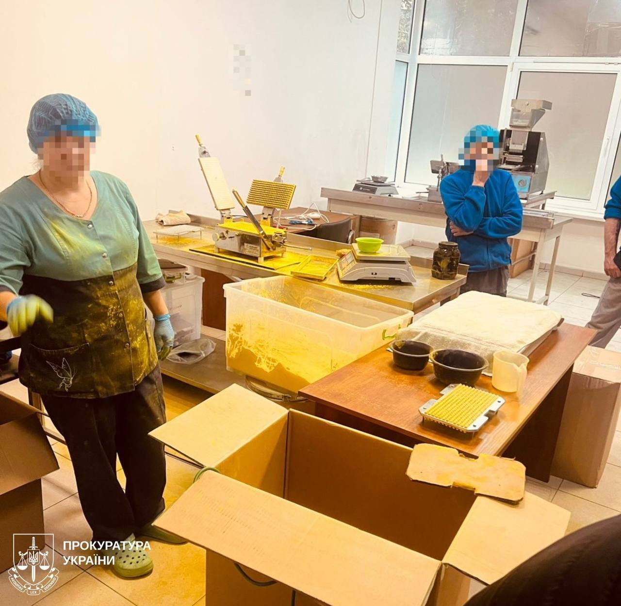 Харківські прокурори викрили аферистів, які продавали фальшиві "лікувальні" добавки.