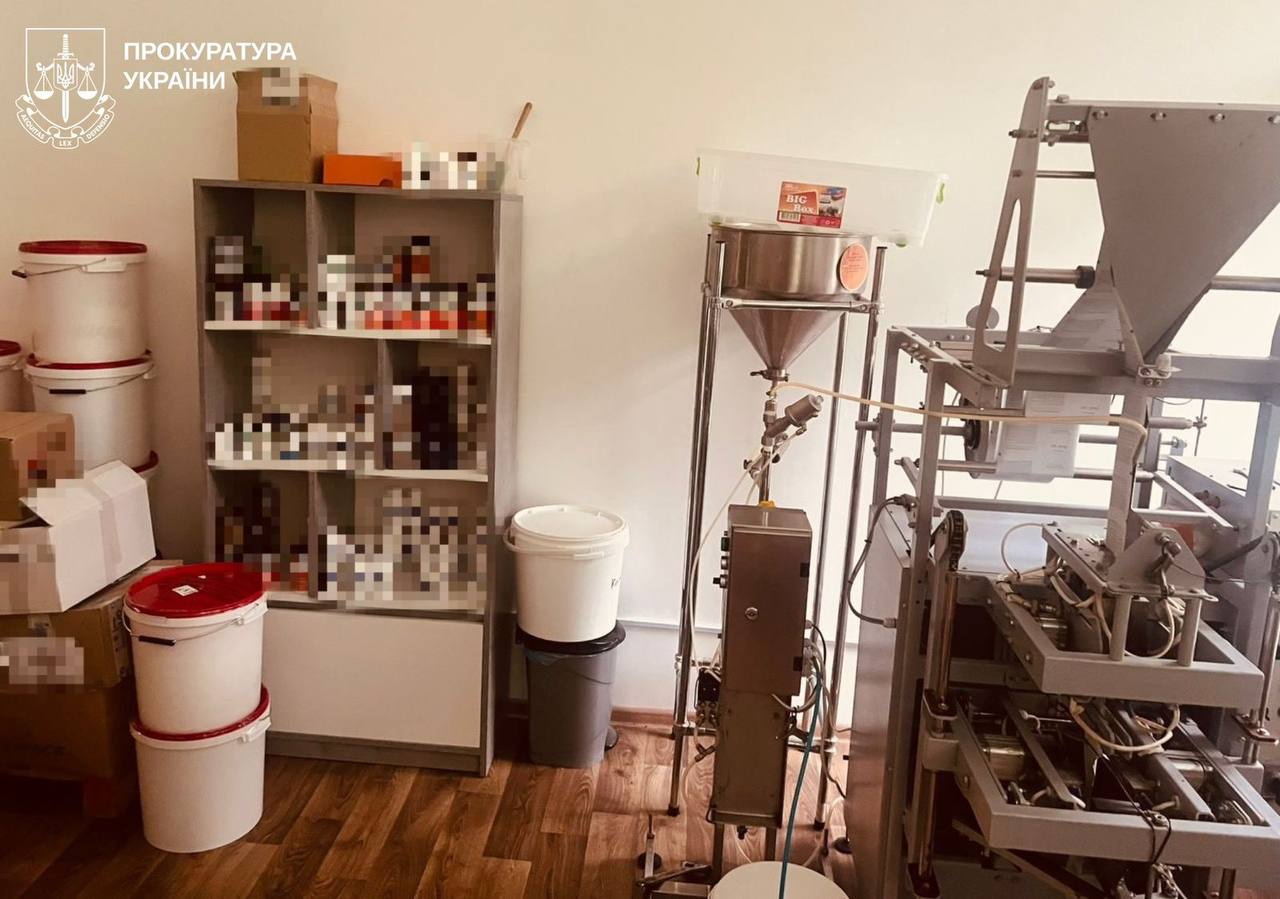 Харківські прокурори викрили аферистів, які продавали фальшиві "лікувальні" добавки.