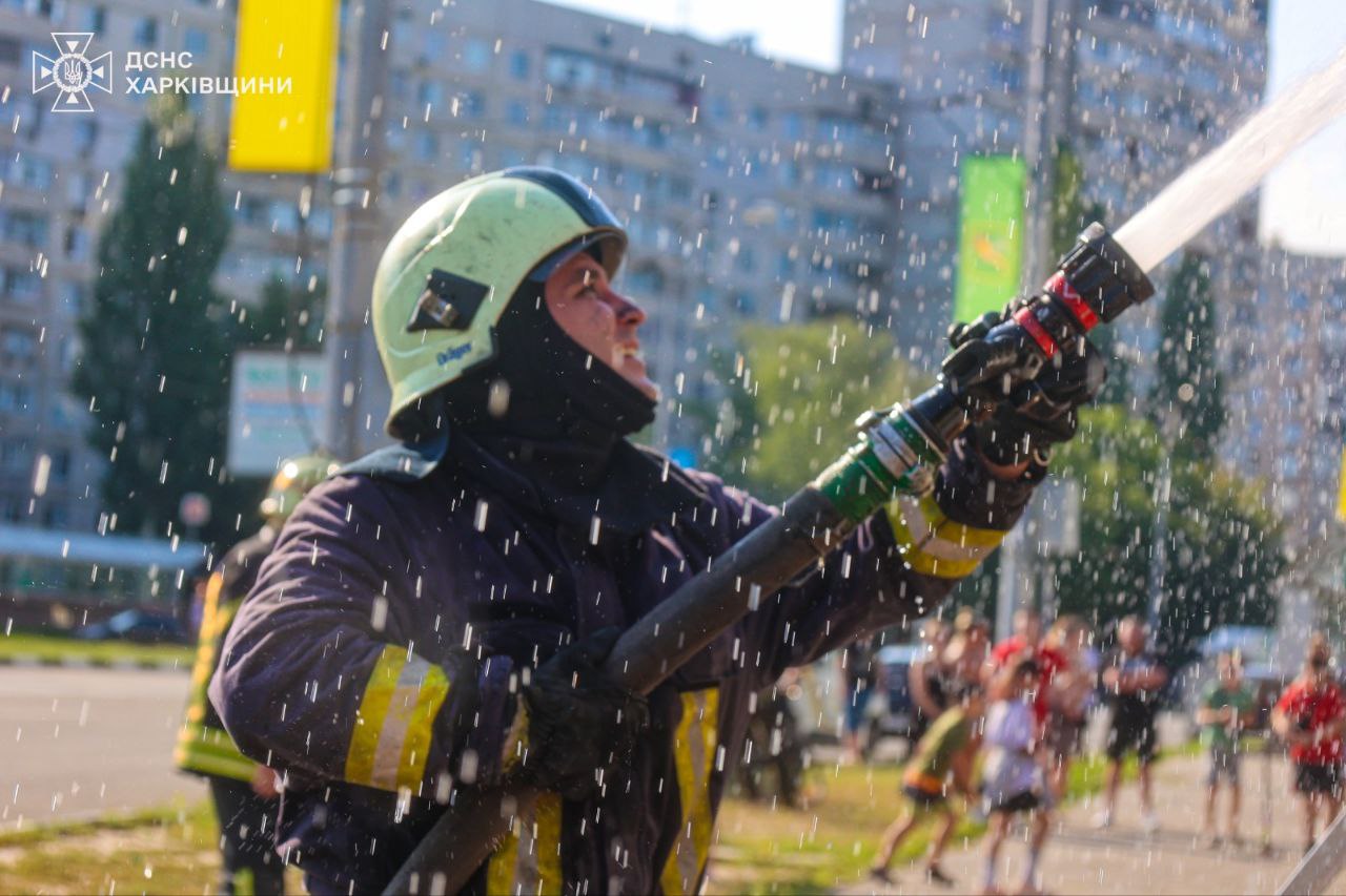 На Олексіївці у Харкові згоріло кафе. Фото: ДСНС