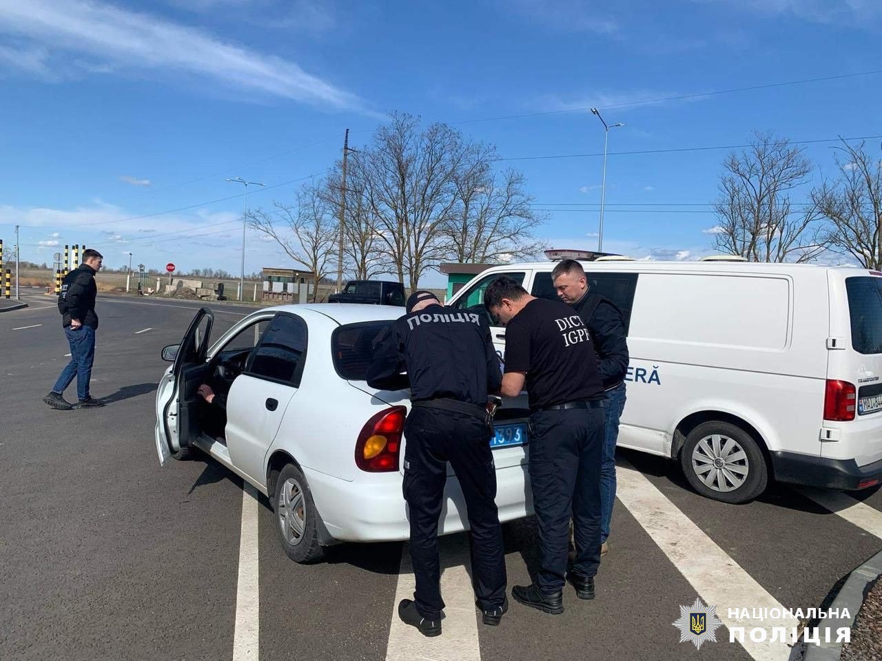 На Харьковщину экстрадировали афериста, продававшего военным несуществующие авто. Фото: Нацполиция