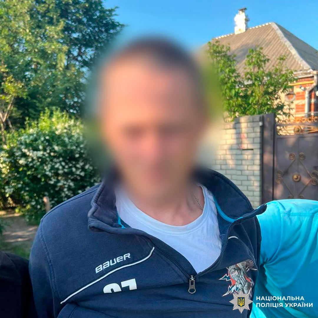 В Харькове рецидивисты средь бела дня сорвали с женщины золотую цепочку. Фото: Нацполиция