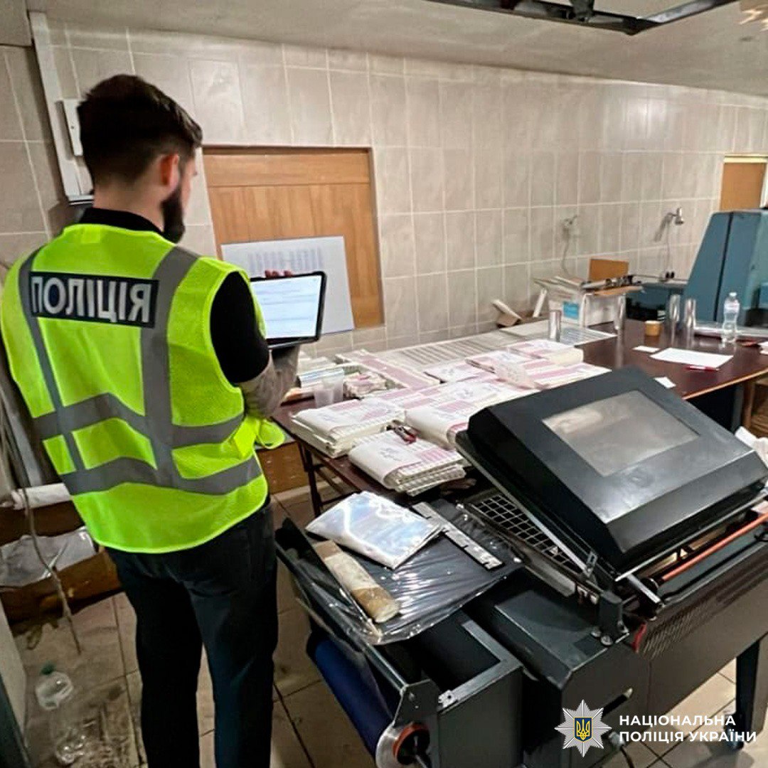 На Харківщині викрили масштабне підпільне виробництво акцизних марок. Фото: Нацполіція