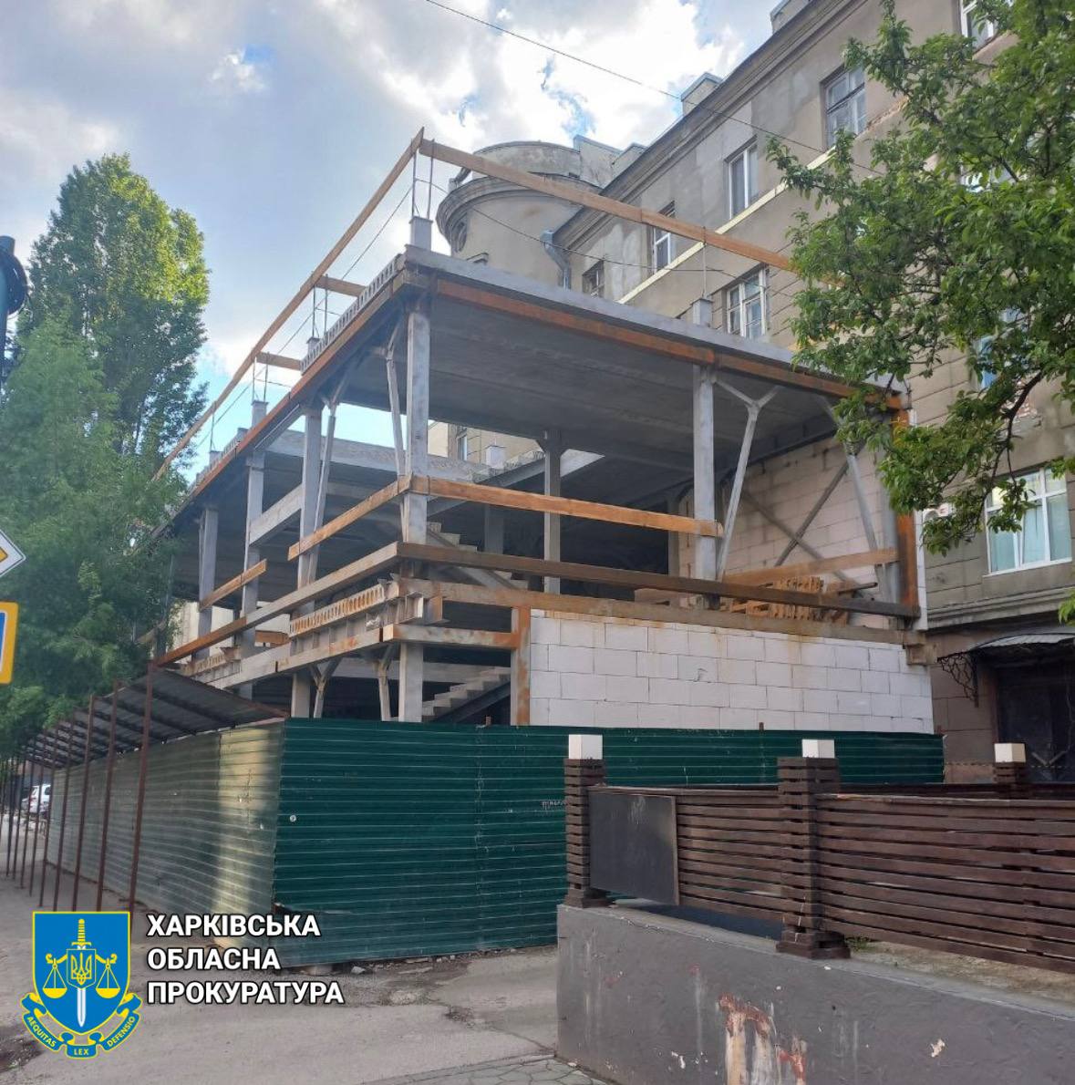 Прокуратура требует демонтировать надстройку возле "Гиганта". Фото: Харьковская облпрокуратура