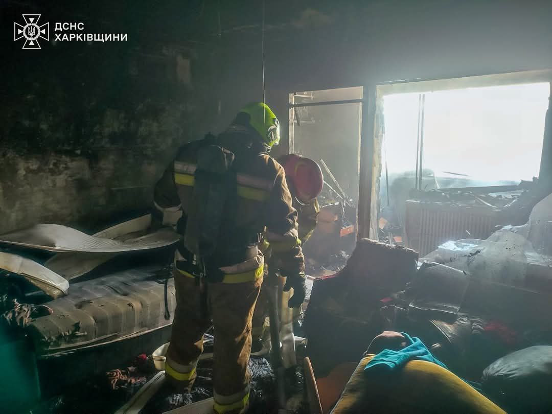 В Харькове из горящей квартиры спасены мужчина и собака. Фото: ГСЧС Харьковщины