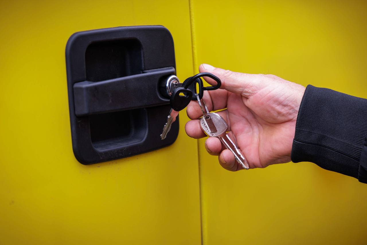 На Харьковщину передали новые школьные автобусы: среди них &mdash; инклюзивные. Фото: ХОВА