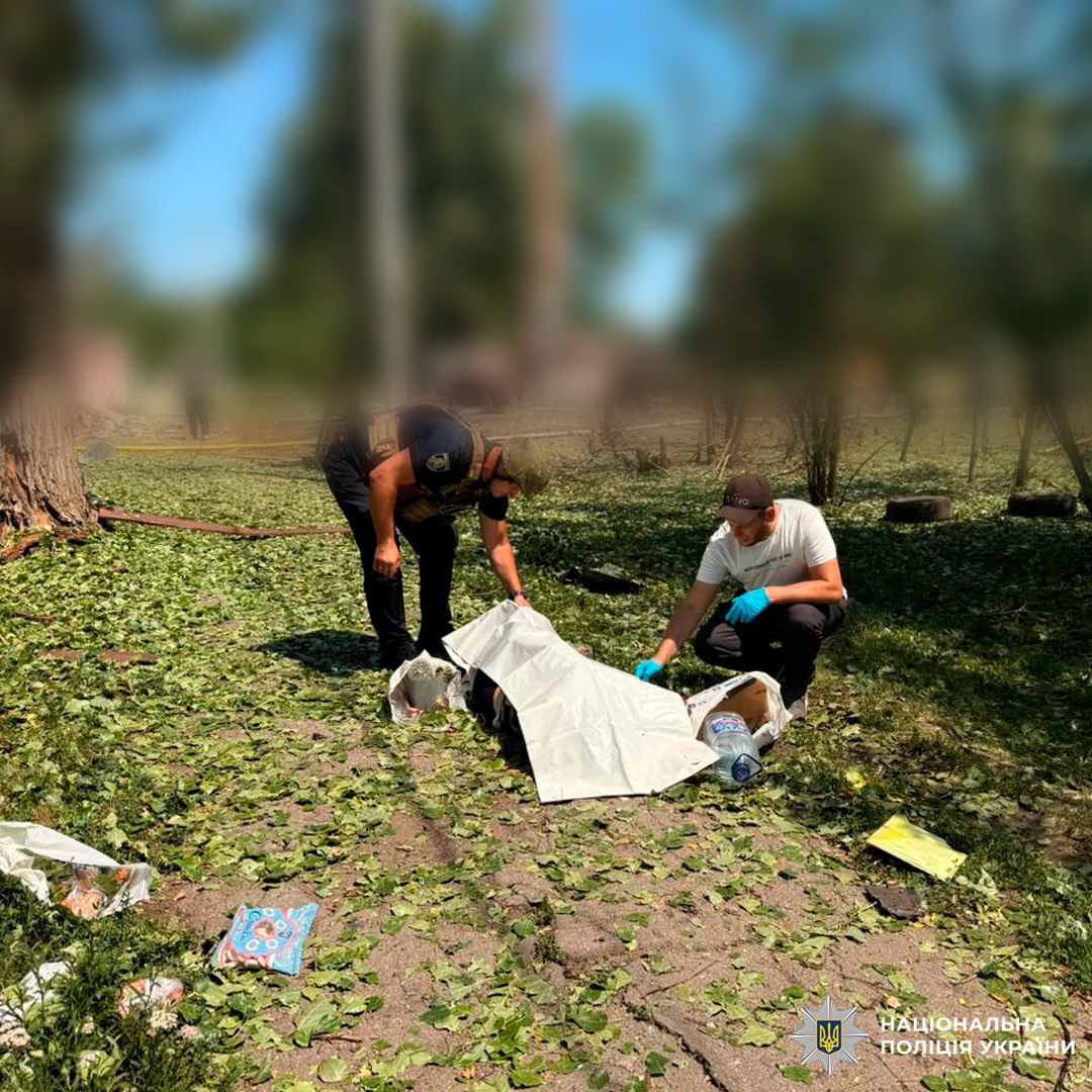 Окупанти вдень обстріляли місто під Харковом: загинула жінка, ще 10 — поранено. Фото: Нацполіція