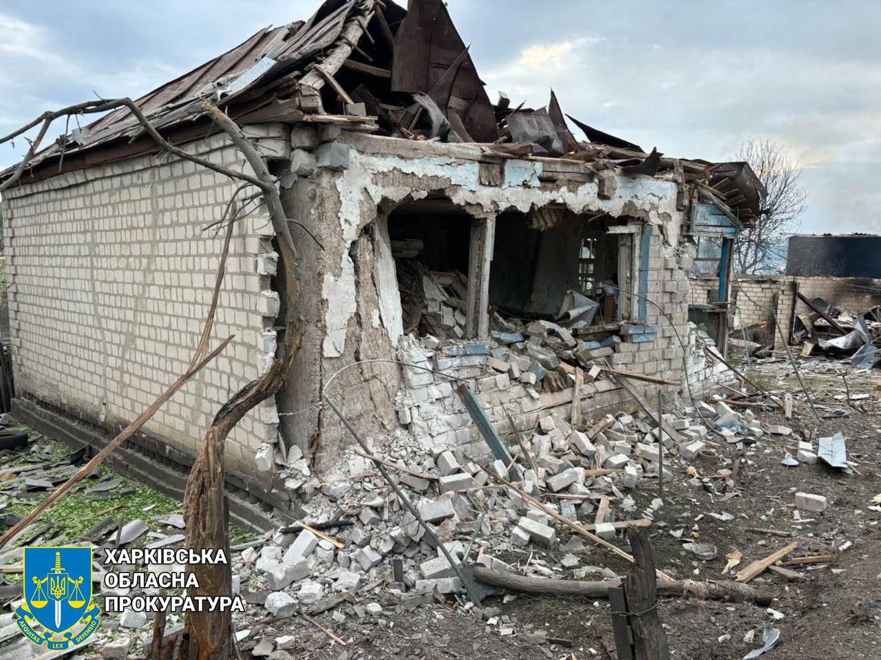 РФ атаковала Харьковщину беспилотниками, дронами и авиабомбами Фото: Харьковская облпрокуратура