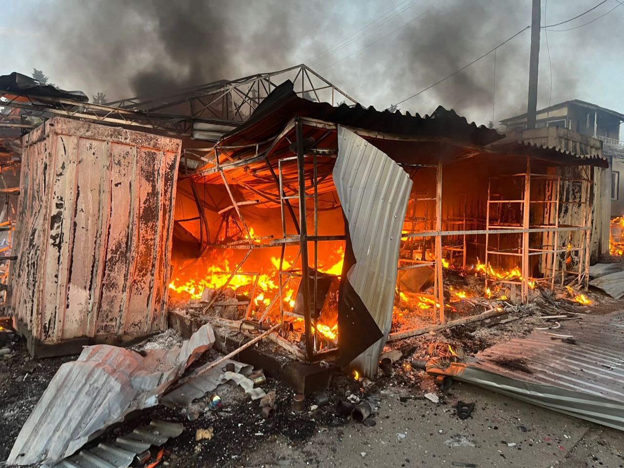 Россияне ударили беспилотниками по рынку в Харьковской области. Фото: ГСЧС