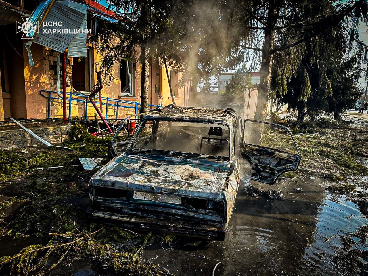 Є постраждалі: війська рф вдарили з авіації по Золочеву. Фото: ДСНС