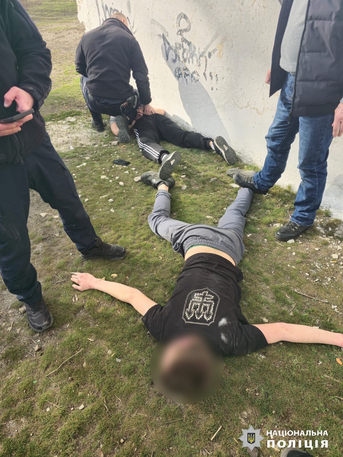 На Харківщині банда молодиків нападала на пенсіонерів. Фото: Нацполіція