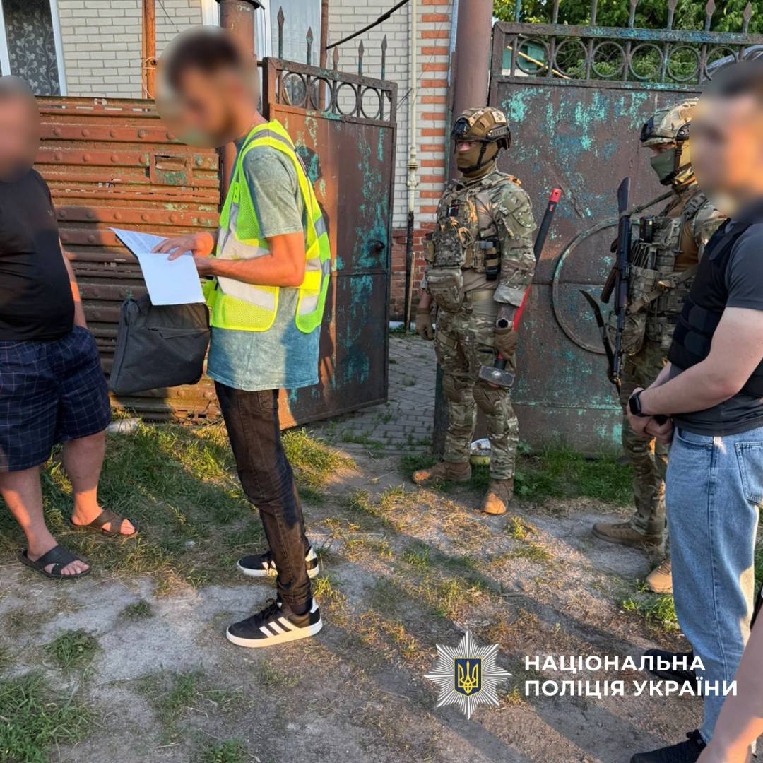 На Харківщині викрили сімейну схему виробництва цигарок. Фото: Нацполіція