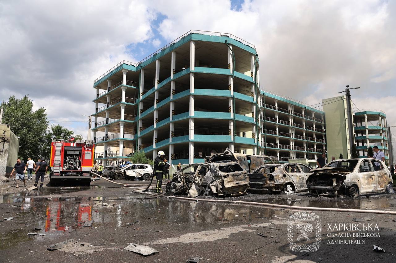 Россияне ударили КАБами по центру Харькова: "прилет" возле многоэтажки. Фото: ХОВА