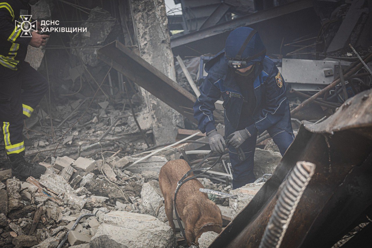 У Харкові на зруйнованому обстрілом заводі знайшли двох загиблих. Фото: ДСНС
