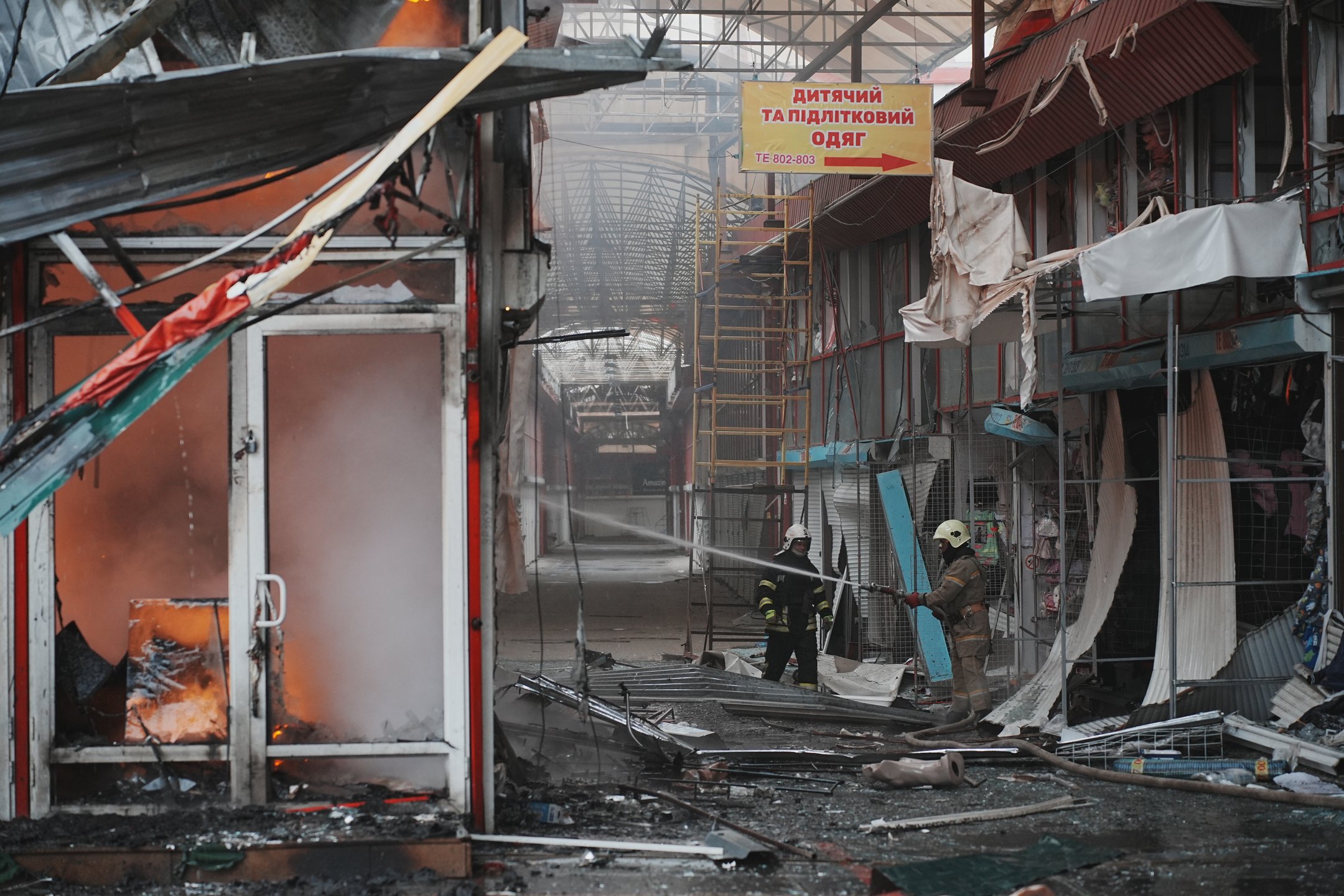 Пожар на рынке "Барабашово" после удара "Шахеда". Фото: Суспільне/Виктория Якименко