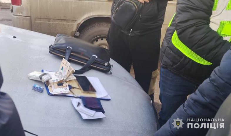 В Харькове задержали дельца, который за 500 долларов обещал ускорить переоформление авто. Фото: Нацполиция