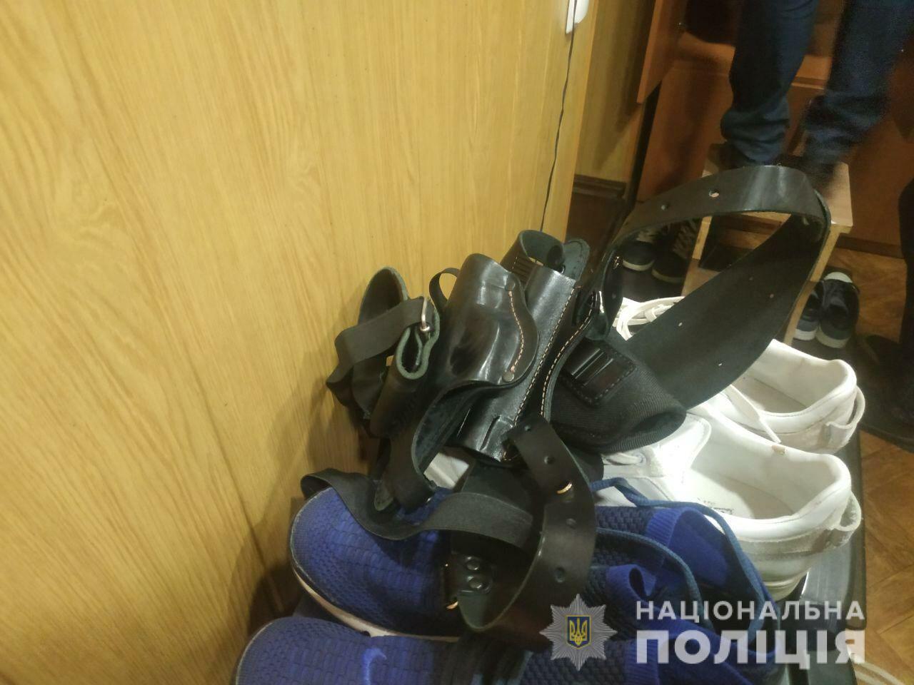 Обыск в доме подозреваемого "стрелка". Фото: hk.npu.gov.ua