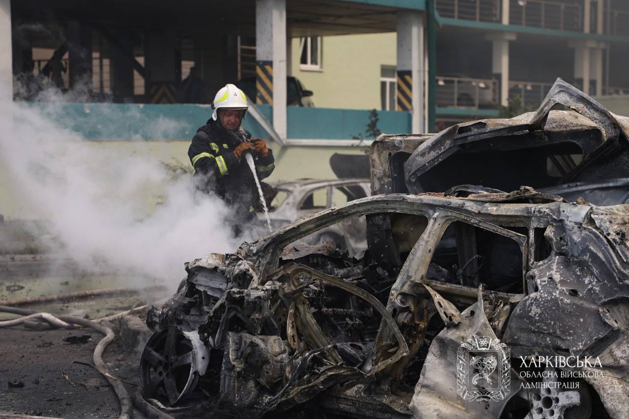 Россияне ударили КАБами по центру Харькова: "прилет" возле многоэтажки. Фото: ХОВА