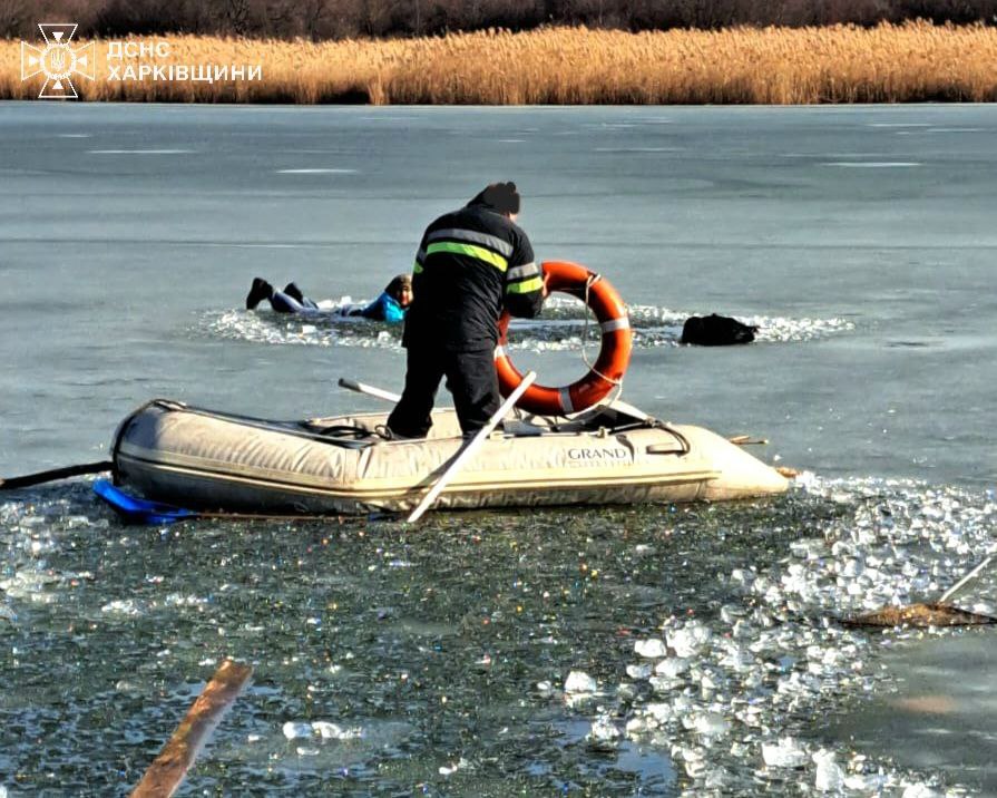 Смертельная рыбалка: в Харьковской области люди провалились под лед. Фото: ГСЧС