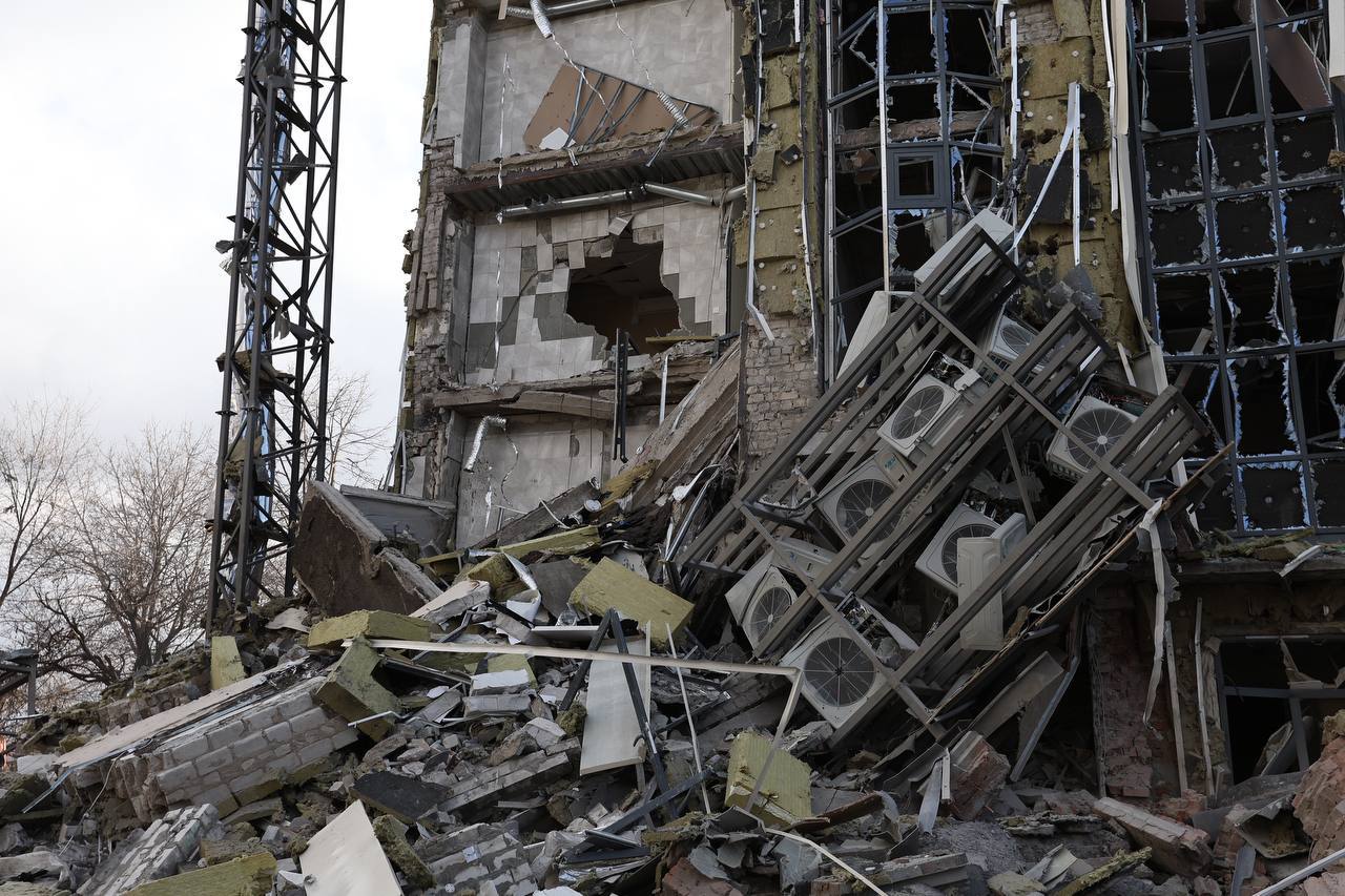 Есть погибшие и раненые: россияне ударили ракетой по центру Изюма. Фото: Олег Синегубов