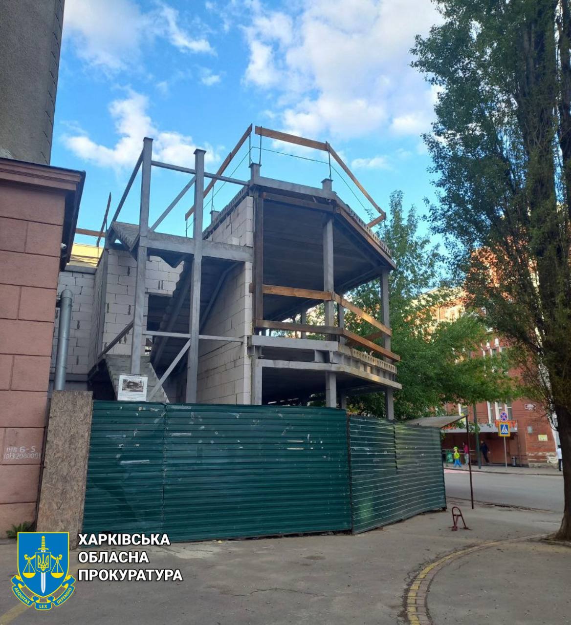 Прокуратура требует демонтировать надстройку возле "Гиганта". Фото: Харьковская облпрокуратура
