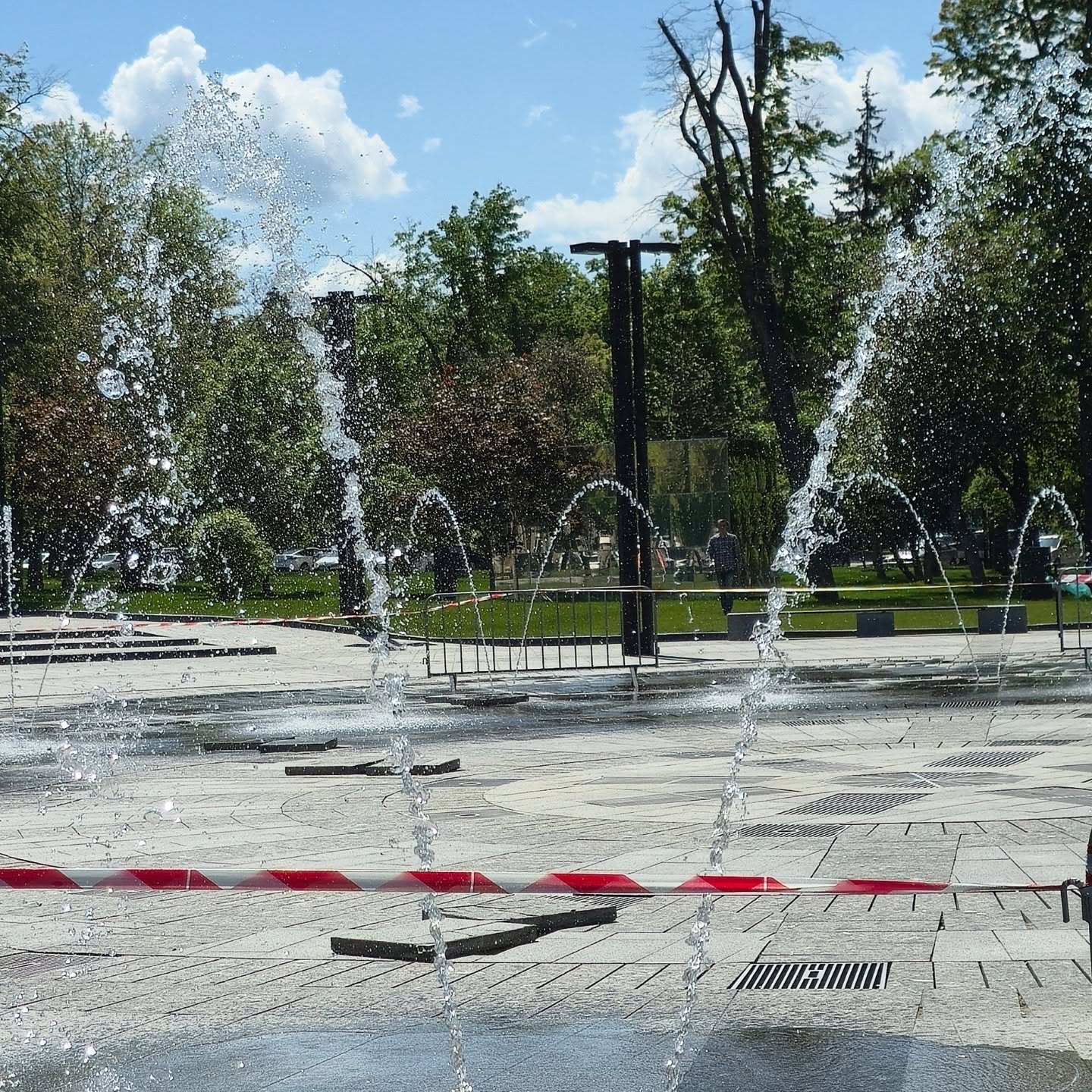 В Харькове готовится к запуску сухой фонтан возле Госпрома. Фото: facebook/zelenbudkharkiv