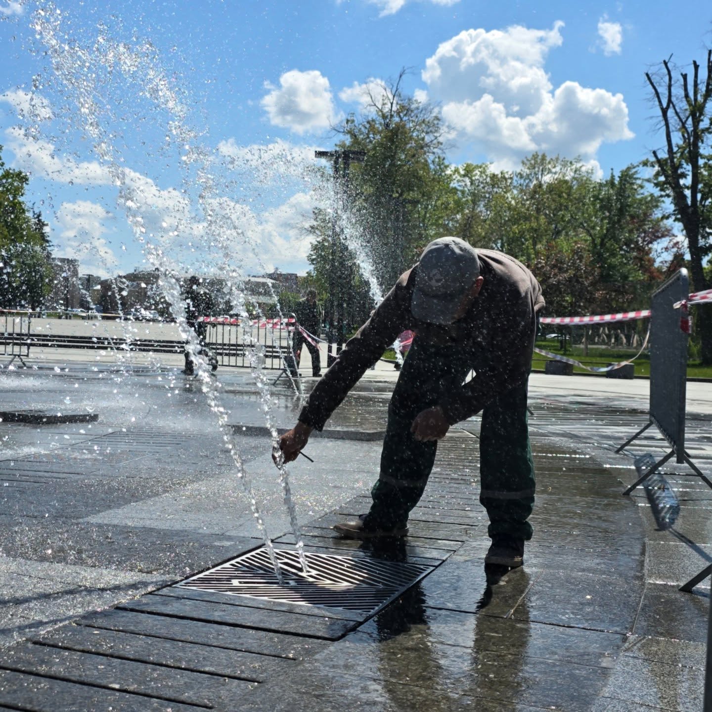 В Харькове готовится к запуску сухой фонтан возле Госпрома. Фото: facebook/zelenbudkharkiv