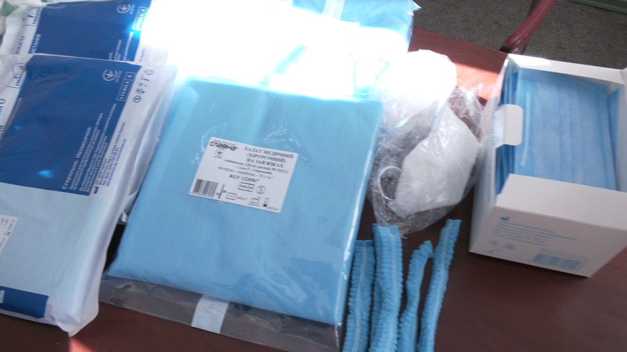 Халат, бахилы, одноразовая шапка и маски. Фото: "Суспільне"