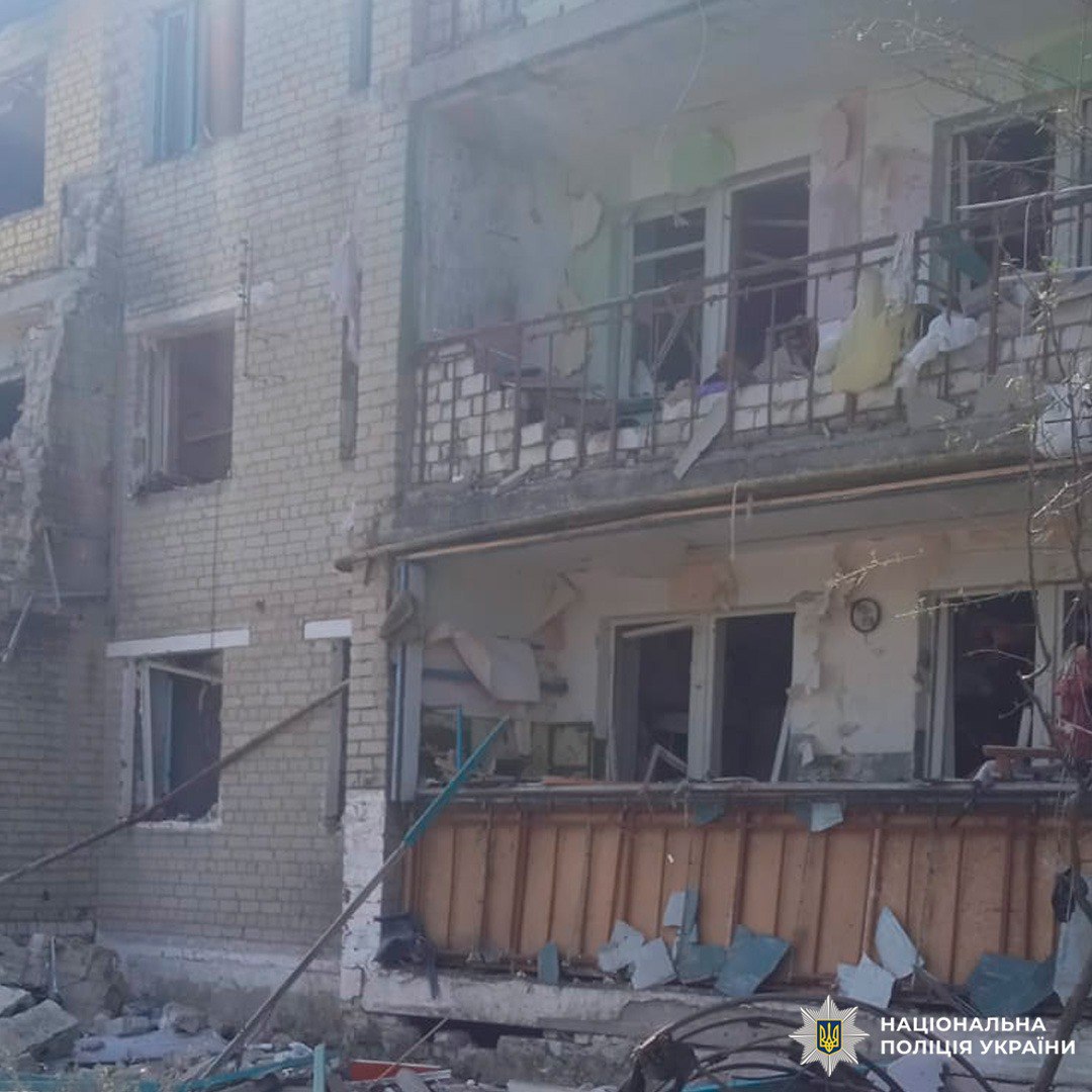 Россия ударила авиабомбой в многоквартирный дом под Харьковом. Фото: Нацполиция