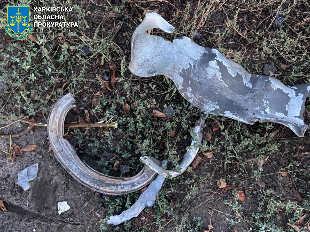 Целая семья погибла во время авиаудара рф по селу на Харьковщине. Фото: Харьковская облпрокуратура