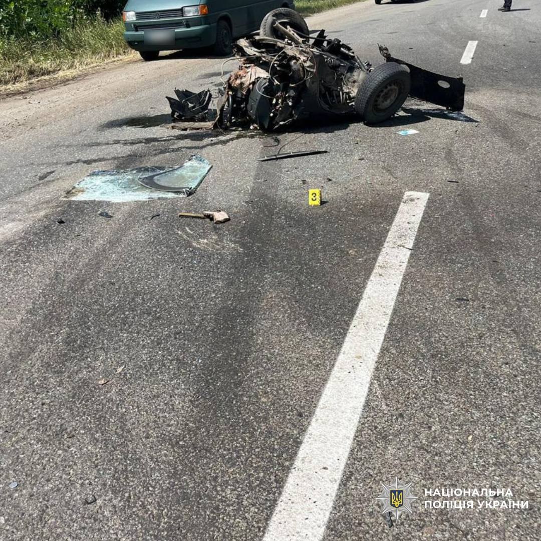 Смертельное ДТП под Харьковом: водитель ВАЗа выехал на встречку и врезался в Renault. Фото: Нацполиция