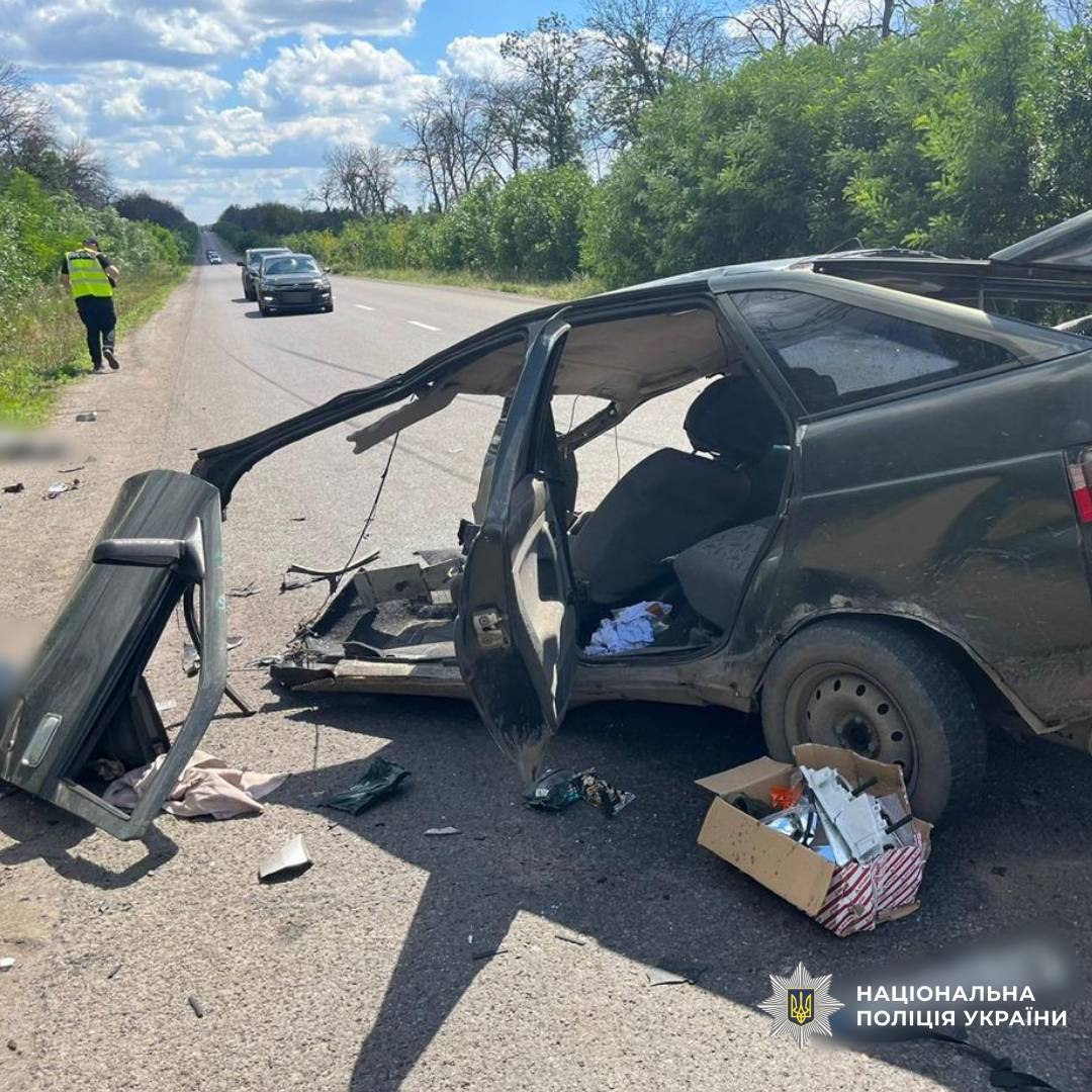 Смертельное ДТП под Харьковом: водитель ВАЗа выехал на встречку и врезался в Renault. Фото: Нацполиция
