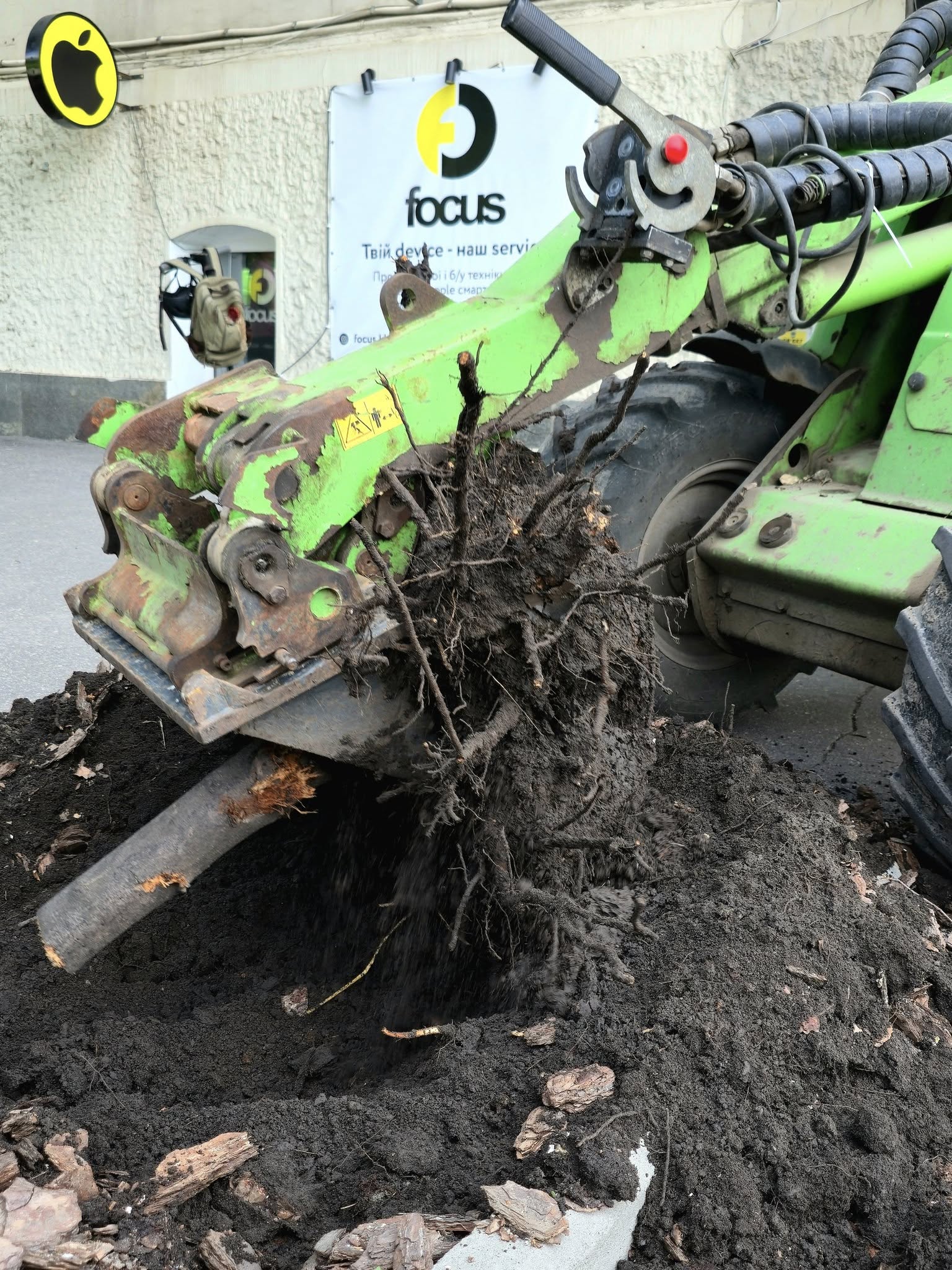 В центре Харькова срезают более 60 деревьев. Фото: facebook/zelenbudkharkiv