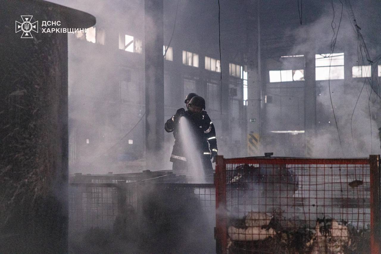 Удар дронами по "Новій пошті": що буде з посилками та компенсацією. Фото: ДСНС