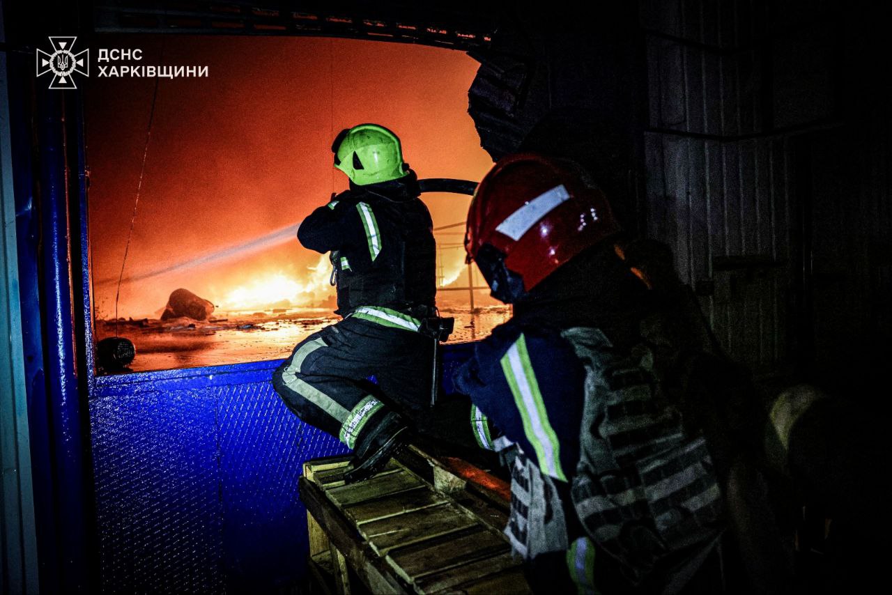 Массированная атака беспилотниками по пригороду Харькова: горит предприятие. Фото: ГСЧС