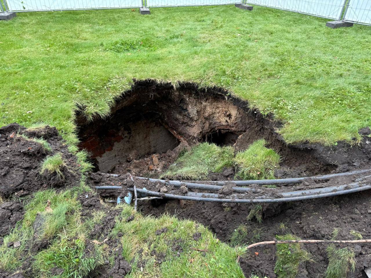 В харьковском сквере "Стрелка" обнаружили старинные катакомбы. Фото: Харьковский горсовет