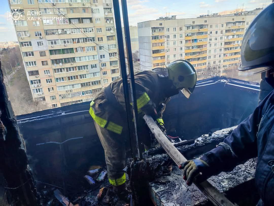 В Харькове из горящей квартиры спасены мужчина и собака. Фото: ГСЧС Харьковщины