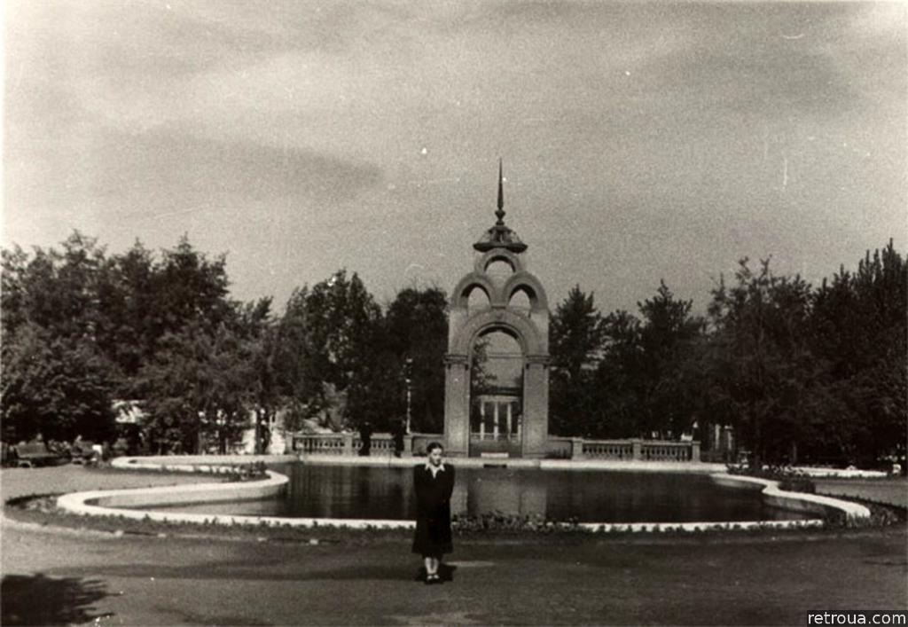 Фонтан "Стеклянная струя" 1949 год. Фото: retroua.com