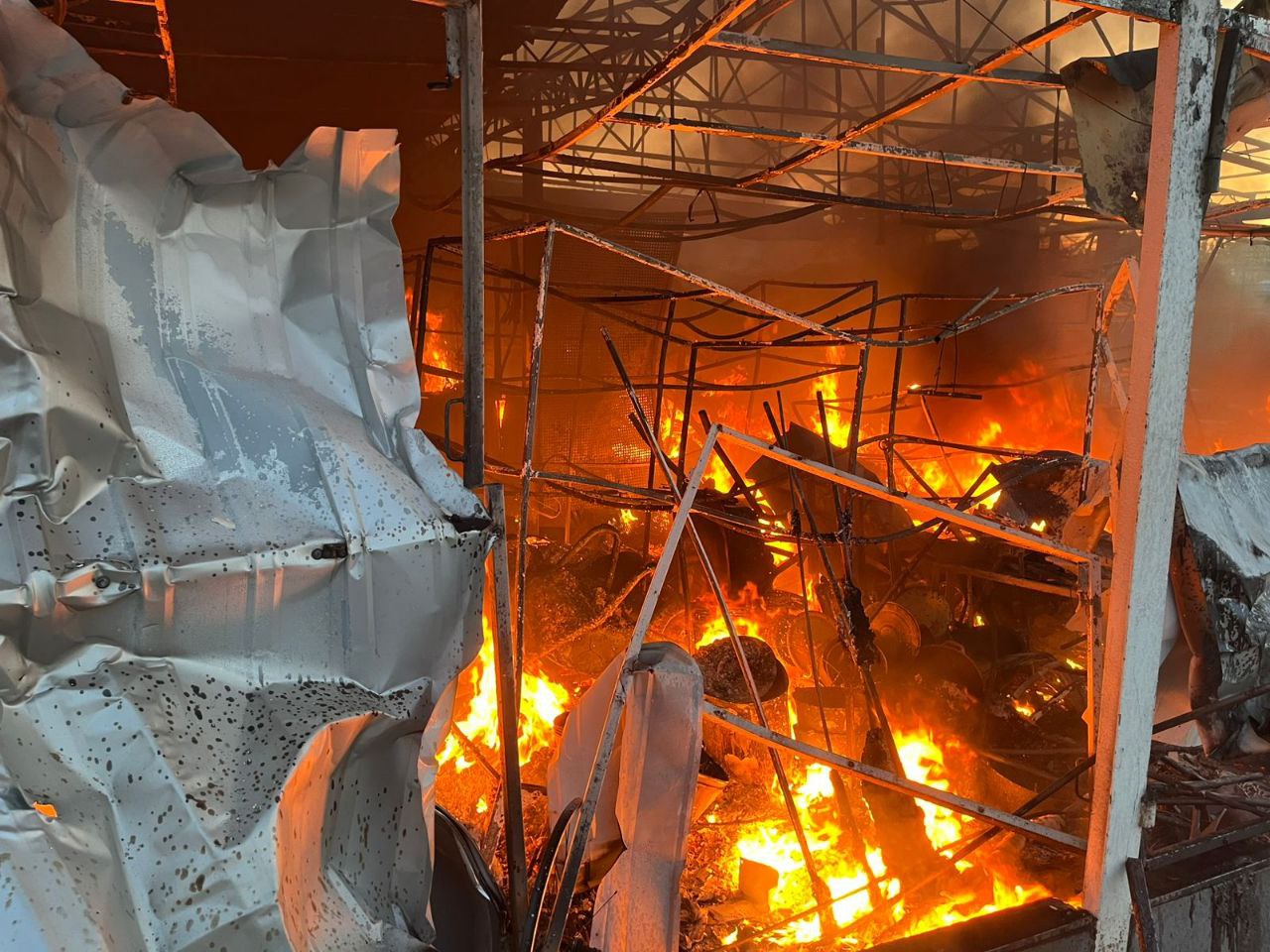 Россияне ударили беспилотниками по рынку в Харьковской области. Фото: ГСЧС